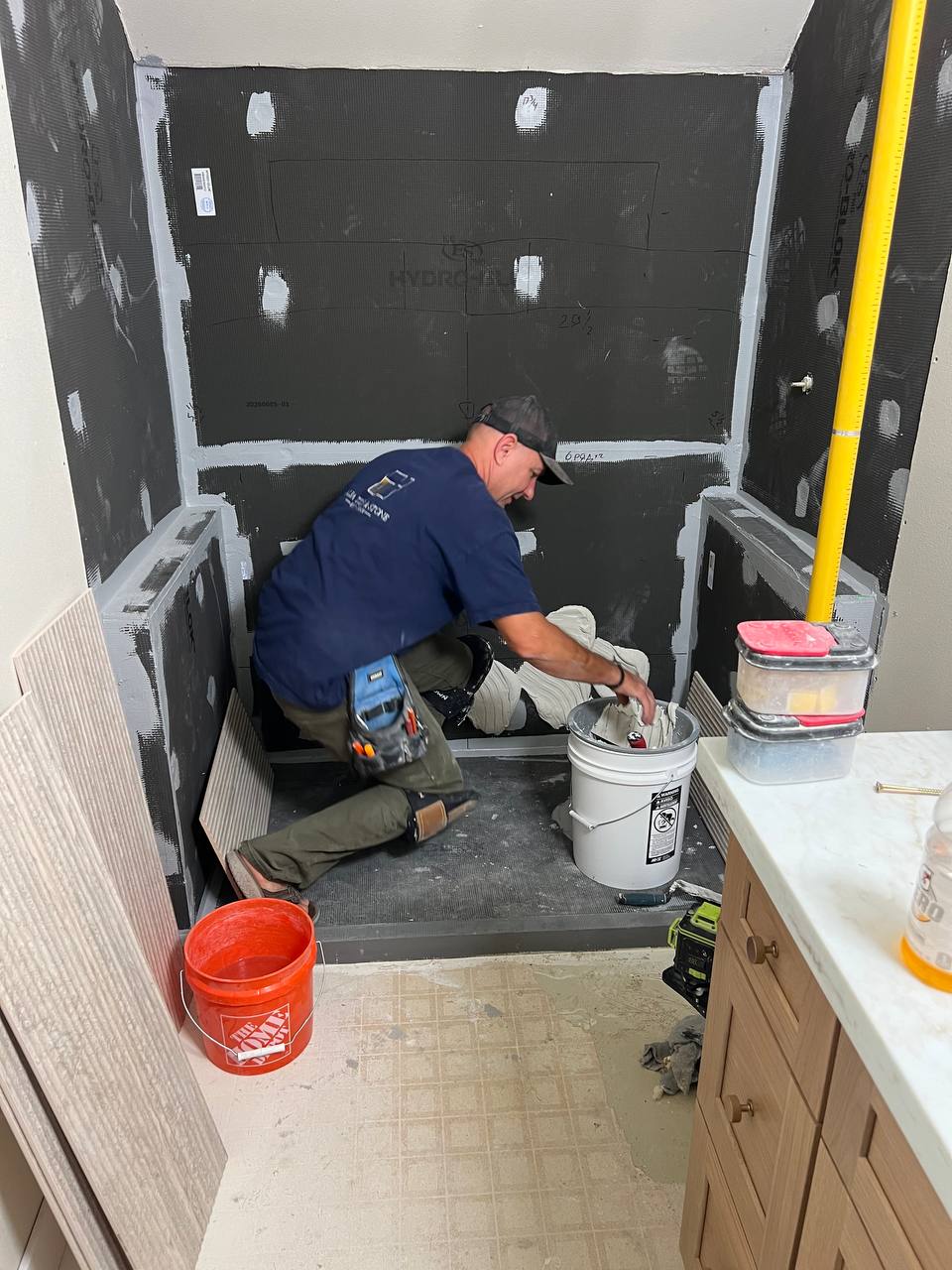 Andzhei mixing thin-set for a shower tile installation