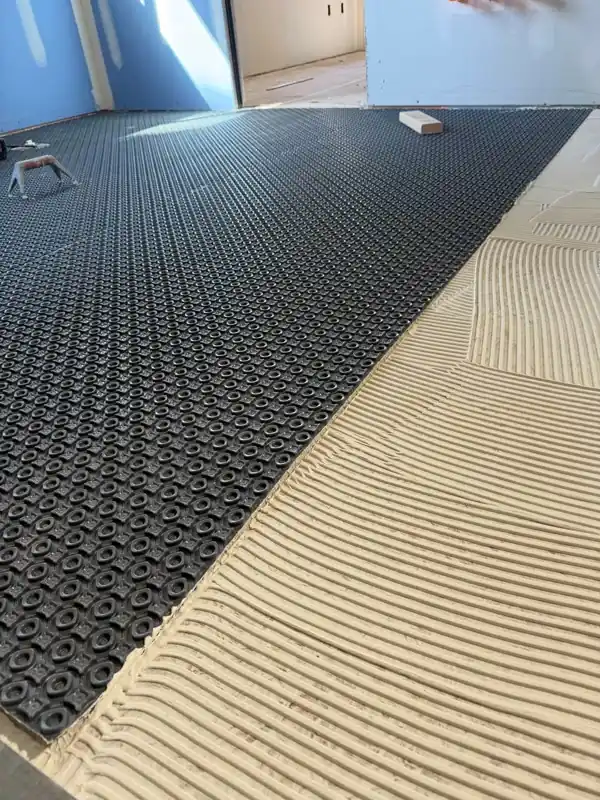 Floor underlayment being set into ridged thin-set mortar